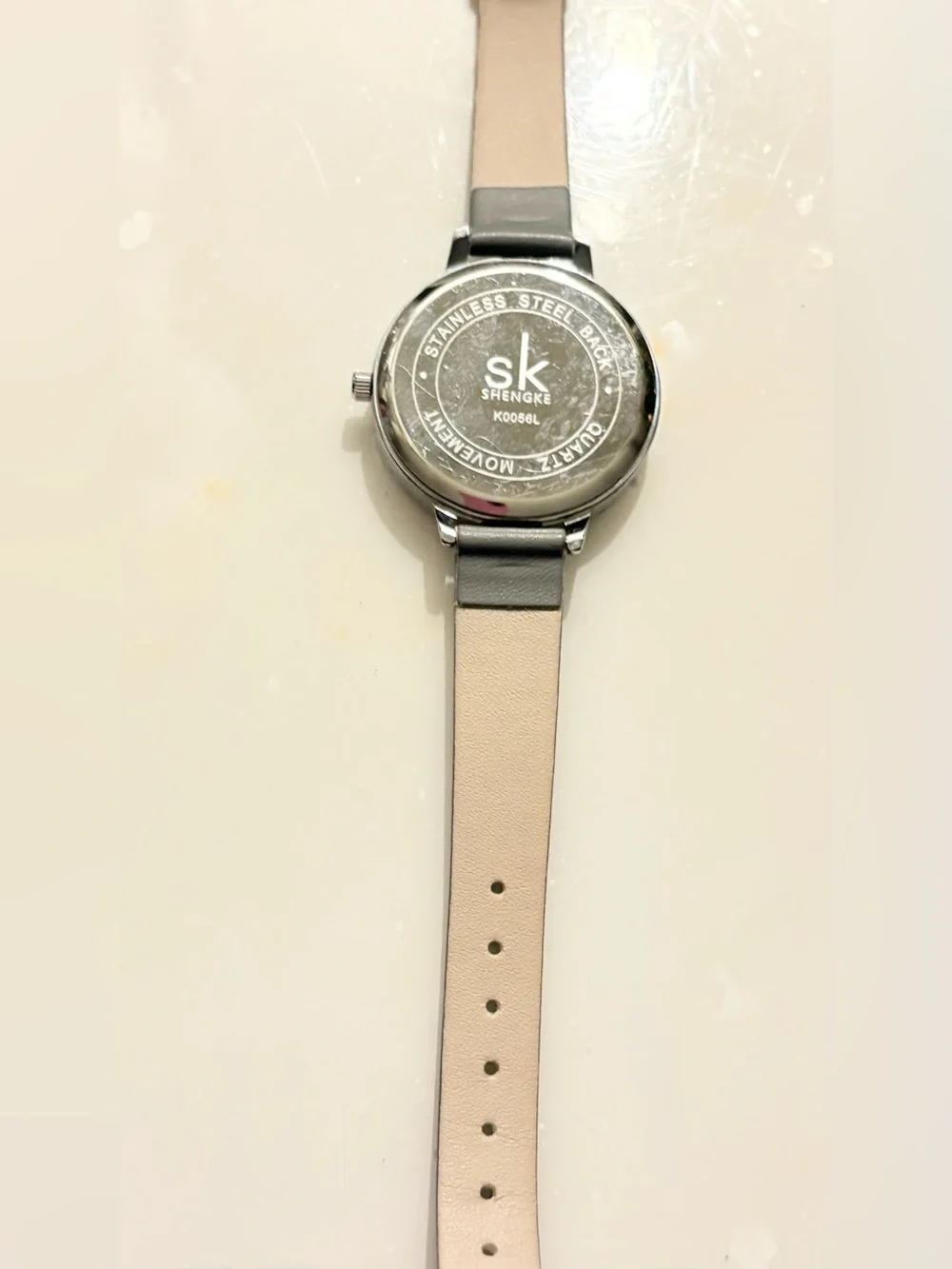 Shengke KO056L Quartz Analog Wristwatch White Gray Dial & Gray Leather Strap